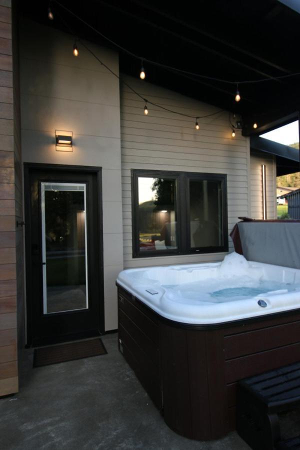 Luxe Lake Cabin Hot Tub Grill Firepit Ev Charger Onalaska Exterior photo