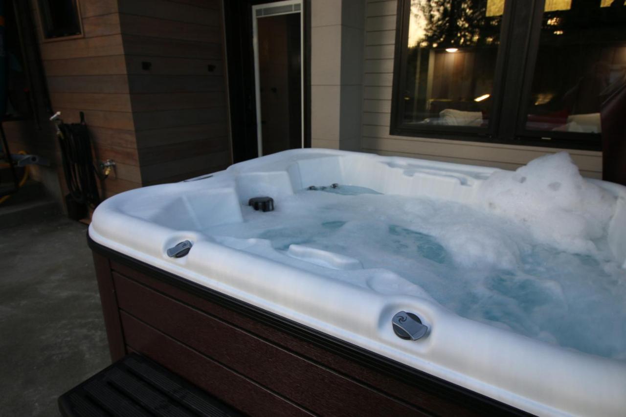 Luxe Lake Cabin Hot Tub Grill Firepit Ev Charger Onalaska Exterior photo